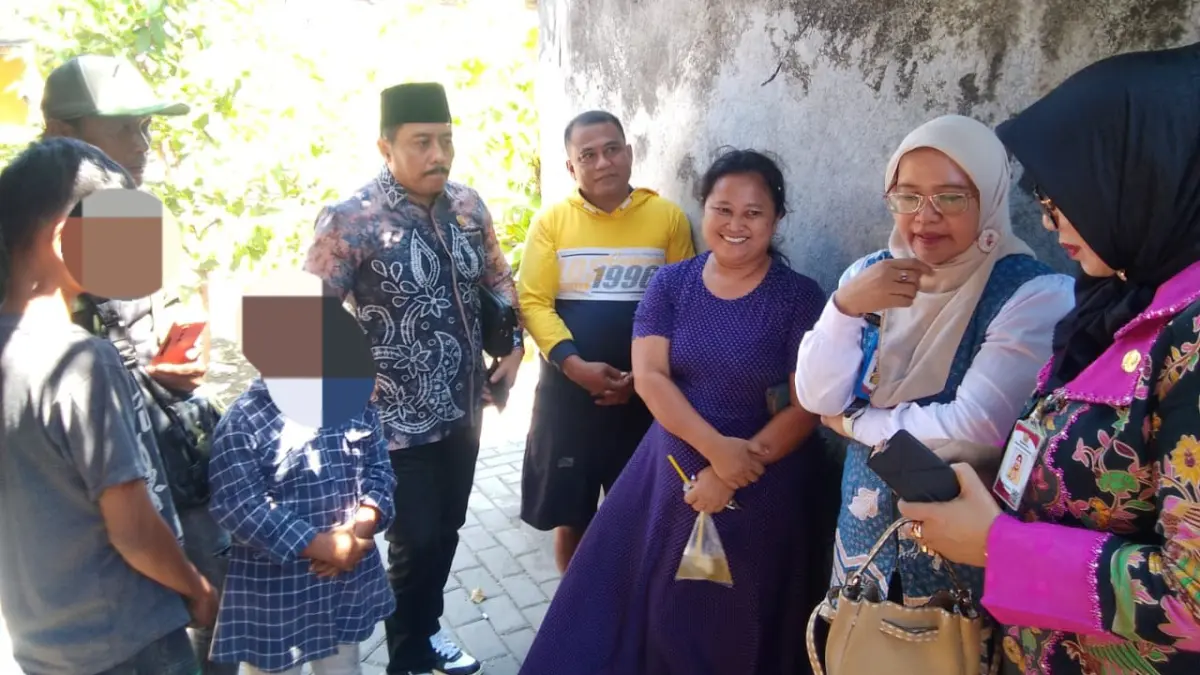PEDULI: Pelaksana Tugas (Plt) Kepala Dispendikbud Sidoarjo, Dr. Netti Lastiningsih, M.Pd., (dua dari kanan) bersama Ketua Komisi D DPRD Sidoarjo Moch Dhamroni Chudlori dan Kepala Desa Gelang Dedy Dwi Nugroho mendatangi langsung rumah keluarga tersebut pada Kamis (6/8). (DIKY SANSIRI/RADAR SIDOARJO)