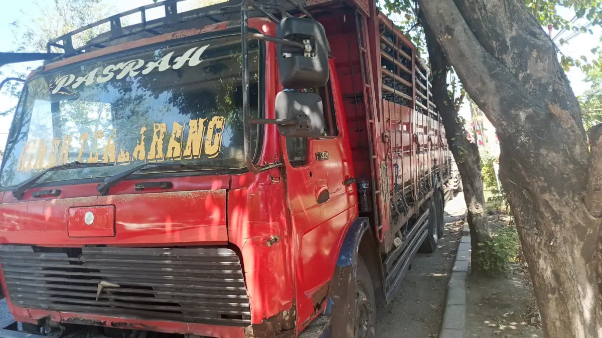 BARANG BUKTI: Truk diamankan setelah terlibat kecelakaan di Gedangan.