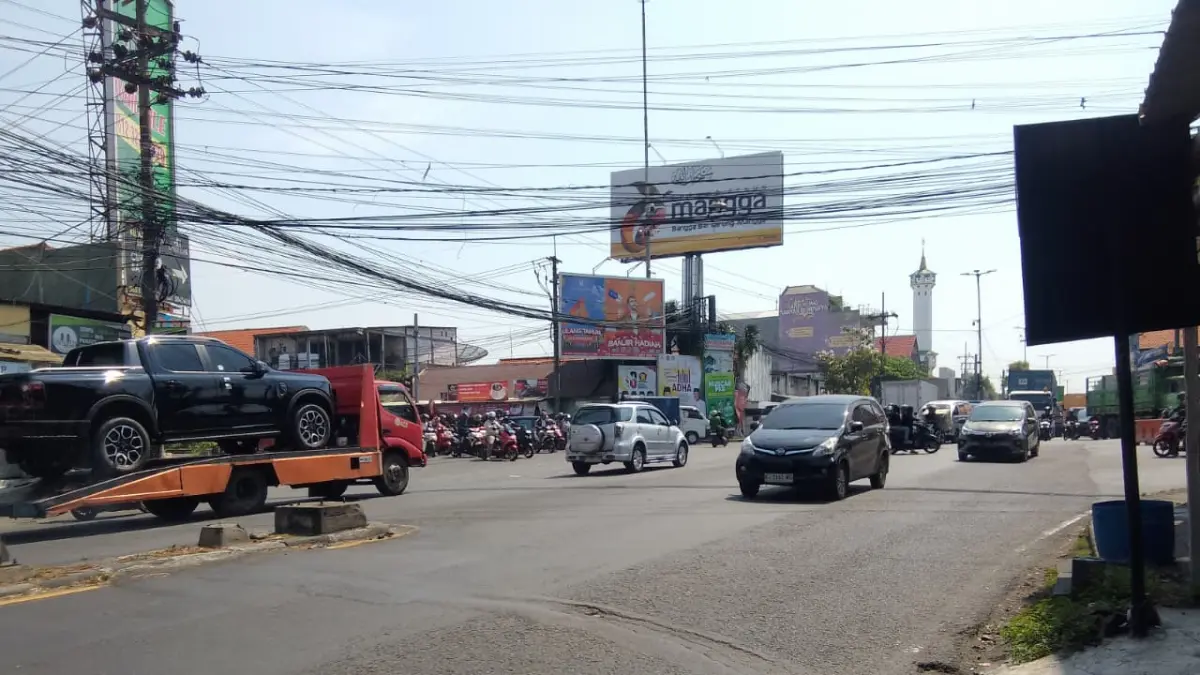 RAMAI: Kondisi jalan di perempatan Gedangan, Sidoarjo. (DIKY SANSIRI/RADAR SIDOARJO)