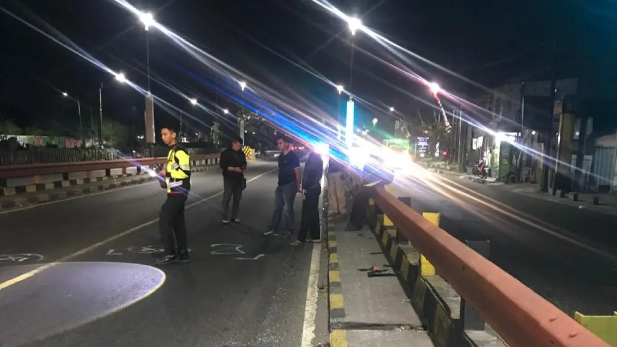 TRAGIS: Petugas melakukan olah TKP kejadian kecelakaan lalu lintas dk flyover Waru, Sidoarjo.