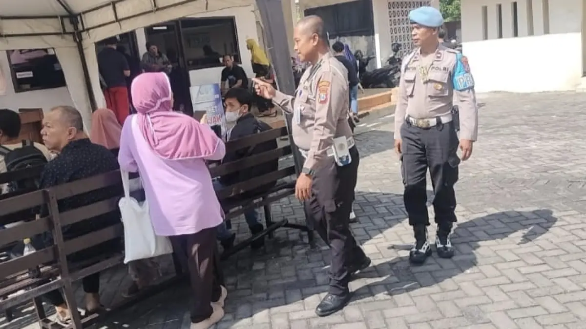 AMAN: Satlantas Polresta Sidoarjo bersama Propam dan Provost Rutin patroli di area pelayanan Samsat.