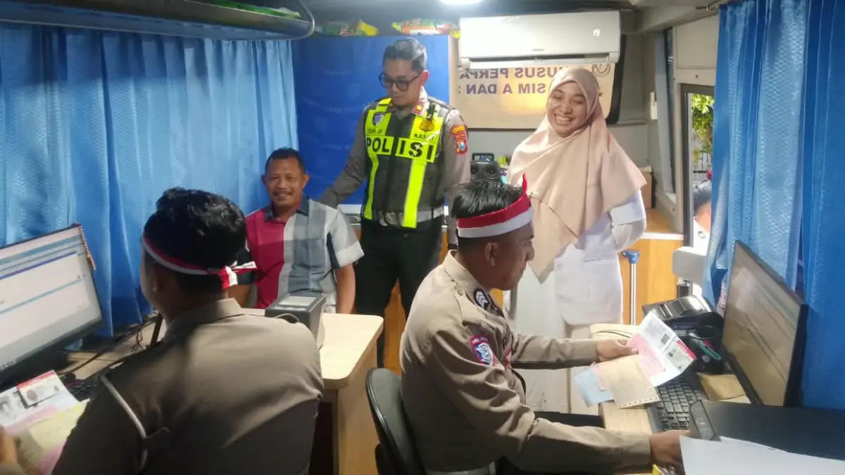 
INOVATIF: Kepala Pemasaran RSI Siti Hajar Sidoarjo dr. Silvy Rahmayanthi MMRS FISQua (kanan) bersama Kasatlantas Polresta Sidoarjo Kompol Yudhi Anugrah Putra, meninjau pelayanan SIM Keliling 24 jam di RSI Siti Hajar Sidoarjo, Jumat (7/8) sore. (DIKY SANSIRI/RADAR SIDOARJO)