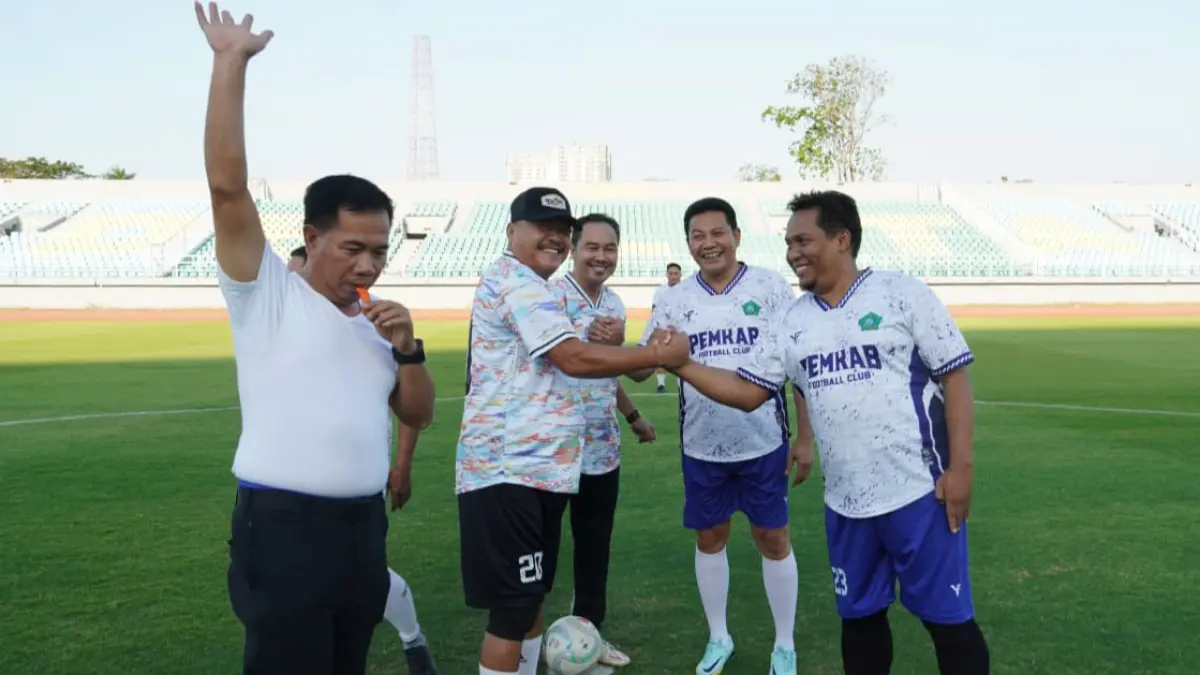 PERSAHABATAN: Bupati Sidoarjo Subandi (dua dari kanan) dan Ketua DPRD Sidoarjo Abdillah Nasih (tengah) saat akan memulai pertandingan sepak bola di GOR Delta Sidoarjo.