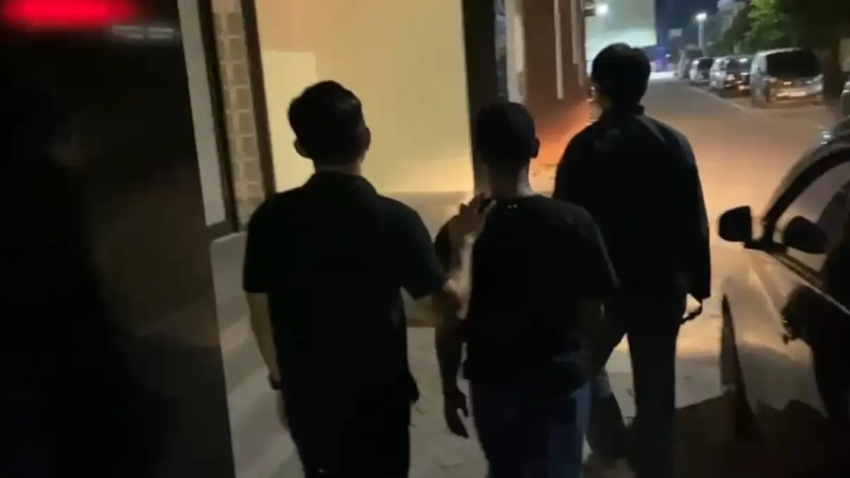 BEJAT: Tersangka RK (tengah) saat dikeler petugas untuk dilakukan penahanan.