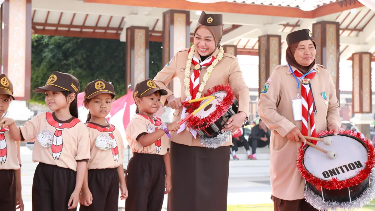 KARAKTER: Bunda PAUD Kabupaten Sidoarjo Sriatun Subandi saat menghadiri Pesta Pramuka Prasiaga di Alun-alun Sidoarjo.