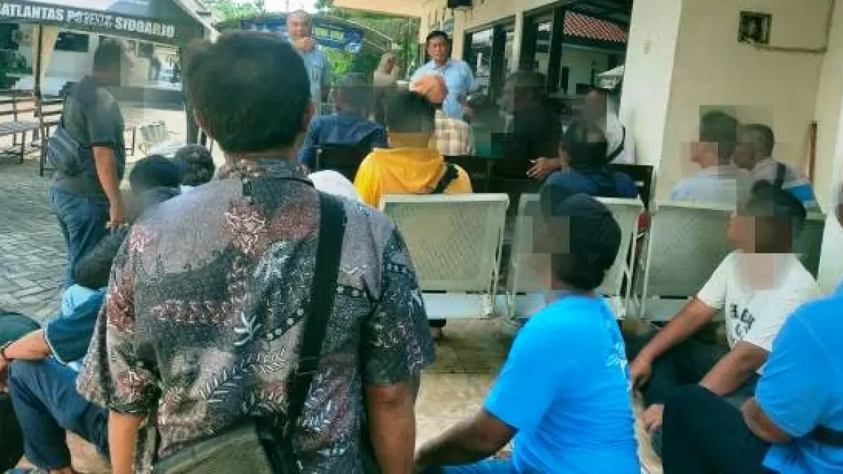 MENJAMUR: Sejumlah calo yang terjaring dan ditertibkan di Samsat Sidoarjo.

&nbsp;