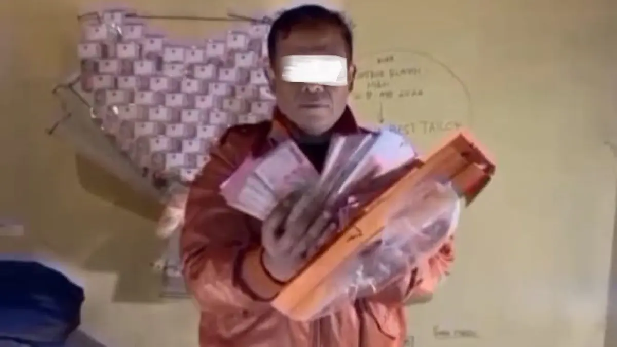 PALSU: Salah satu tersangka saat diamankan personel Polsek Taman.