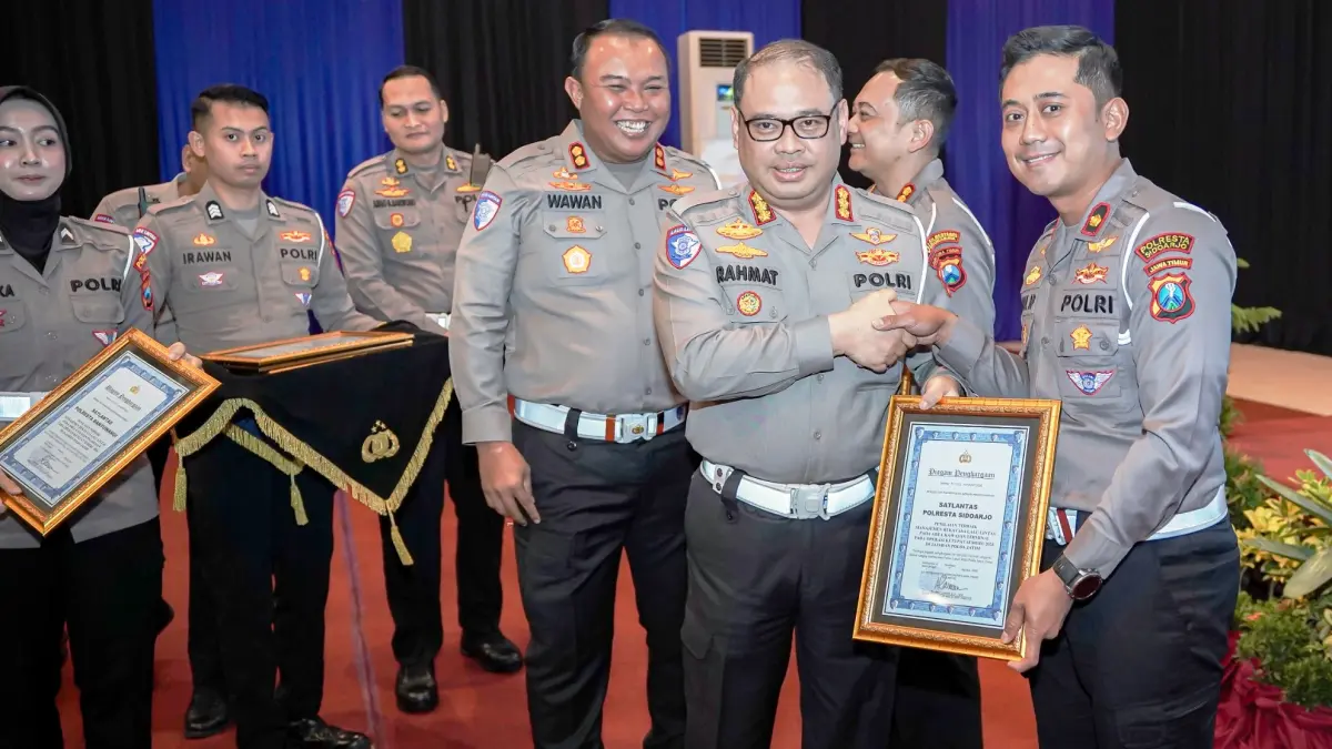APRESIASI: Kasat Lantas Polresta Sidoarjo Kompol Yudhi Anugrah Putra (kanan) meraih penilaian terbaik dalam kategori manajemen dan rekayasa lalu lintas di kawasan terminal.