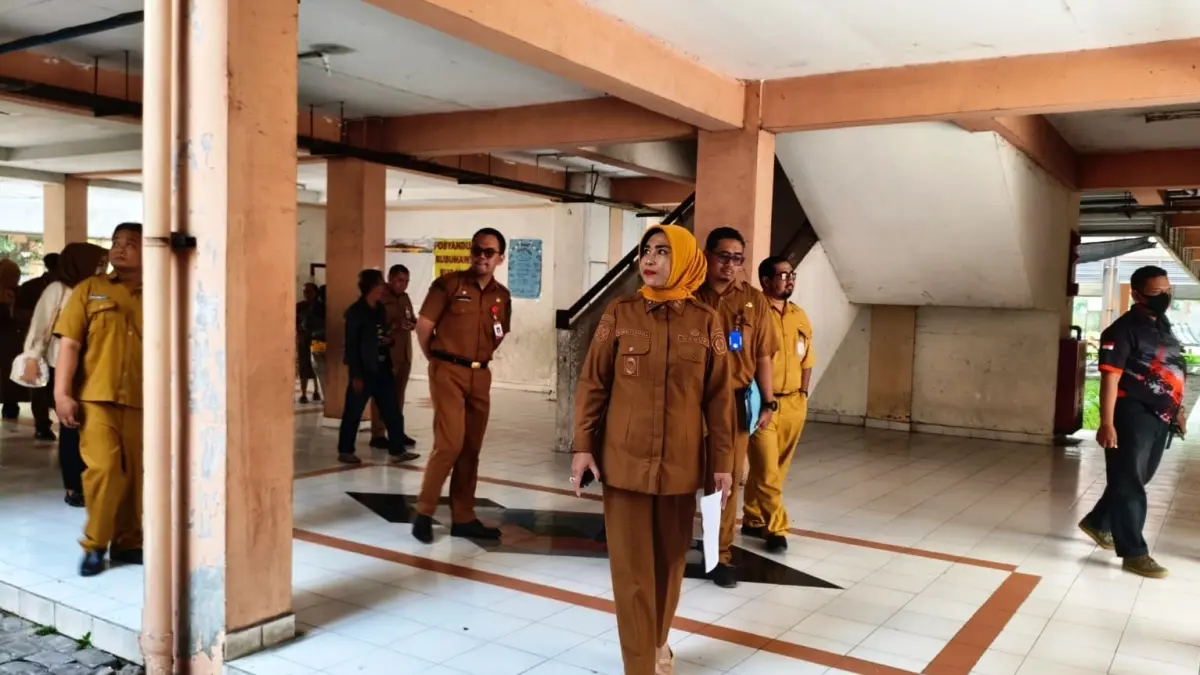 KURANG LAYAK: Wabup Sidoarjo Mimik Idayana saat sidak di Rusunawa Pucang Sidoarjo, Senin (10/8). (DIKY SANSIRI/RADAR SIDOARJO)