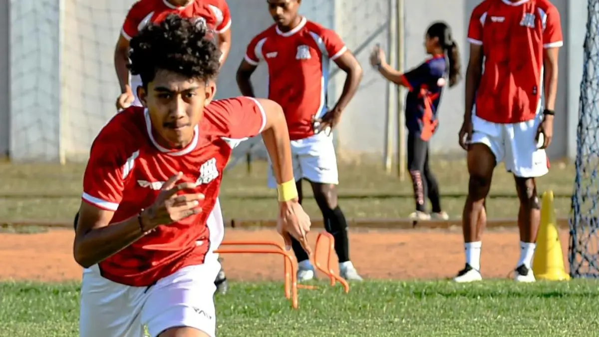 PEMANASAN: Pemain Deltras FC Sidoarjo sedang berlatih. (Foto Deltras Sidoarjo)