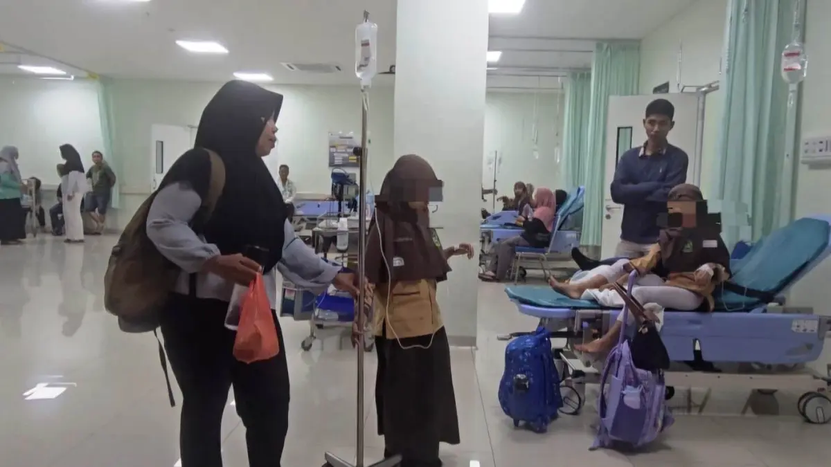 PEMERIKSAAN: Para siswa saat menjalani perawatan usai diduga keracunan.