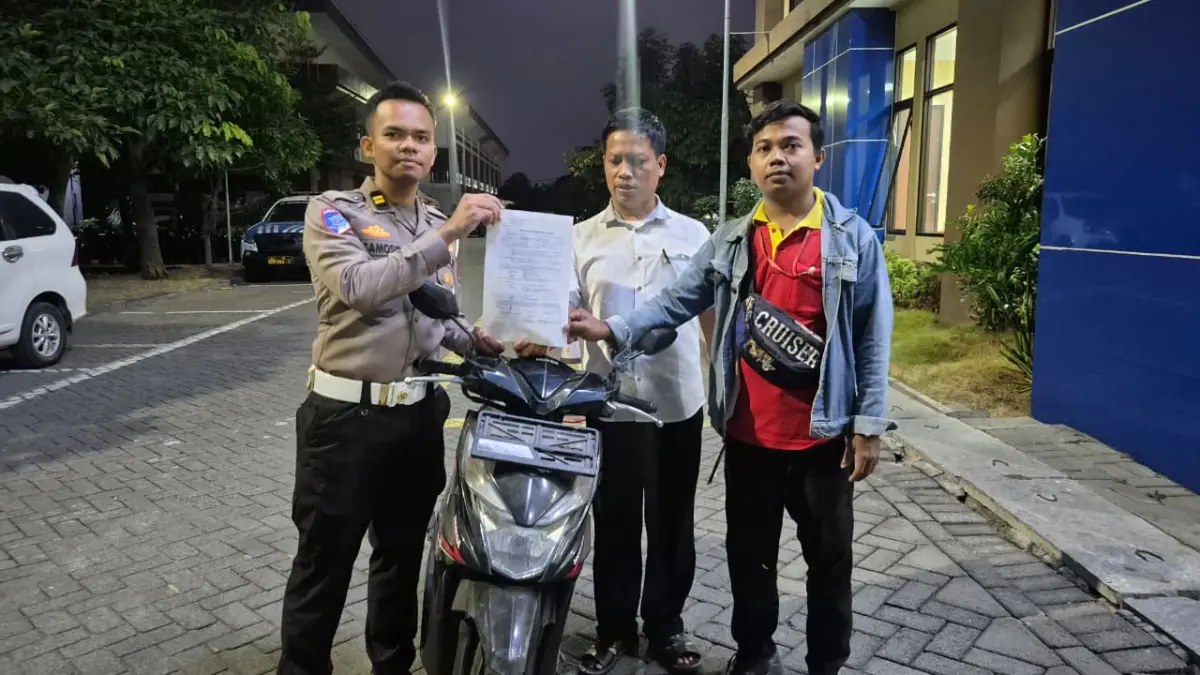 BERUNTUNG: Petugas menyerahkan motor yang sempat dicuri dan ditemukan di kawasan Taman kepada pemiliknya.&nbsp;