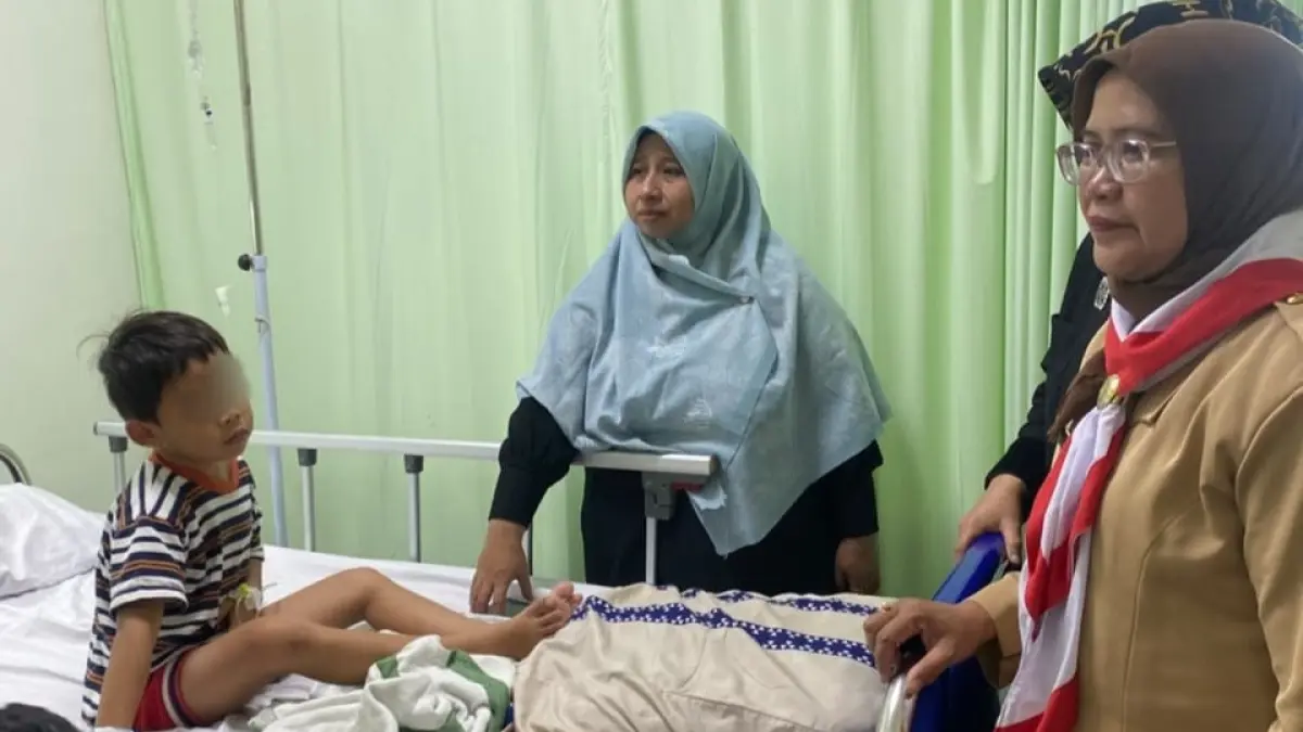 GERAK CEPAT: Pelaksana Tugas (Plt) Kepala Dikbud Kabupaten Sidoarjo Dr. Netti Lastiningsih, M.Pd., (kanan) saat melihat kondisi siswa di Sukodono.