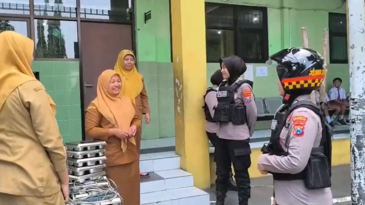 HUMANIS: Tim Polwan Polresta Sidoarjo saat memberi motivasi dan antisipasi bullying di kalangan sekolah.&nbsp;