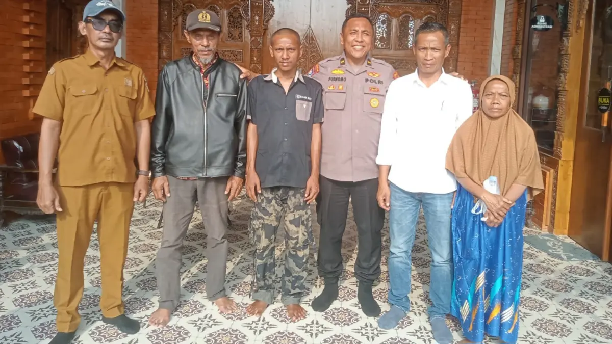 KASIHAN: Keluarga asal Wonoayu, Sidoarjo, akhirnya dijemput Dinsos di Lamongan.