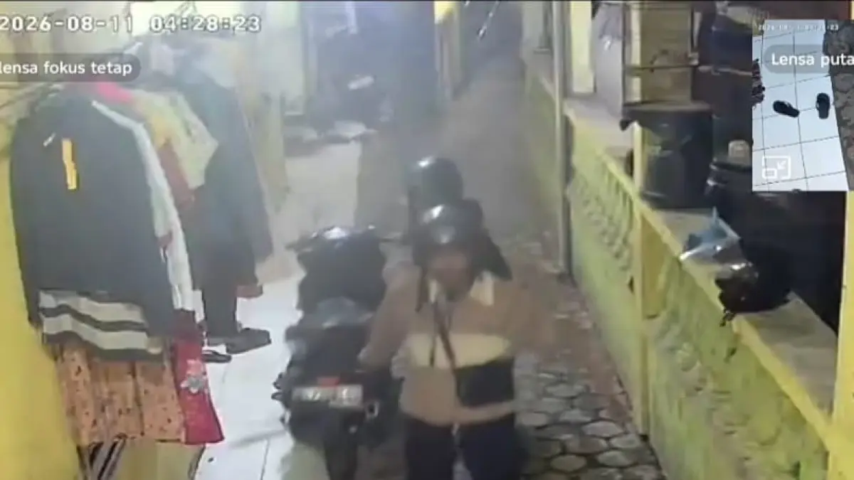 MERESAHKAN: Tangkapan layar rekaman CCTV aksi pencurian kendaraan bermotor di Krian, Sidoarjo.&nbsp;