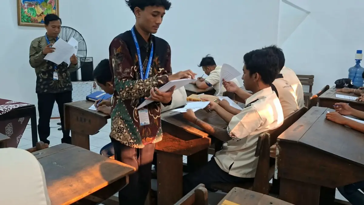 SEMANGAT: 22 narapidana kejar paket di Lapas Porong Sidoarjo, Selasa (11/8).