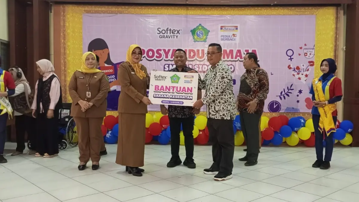 BERMANFAAT: Softex dan Indomaret menyerahkan donasi perlengkapan Unit Kesehatan Sekolah (UKS) dan fasilitas menstrual hygiene berupa dispenser pembalut Softex ke di SMP Negeri 1 Sidoarjo.&nbsp;
