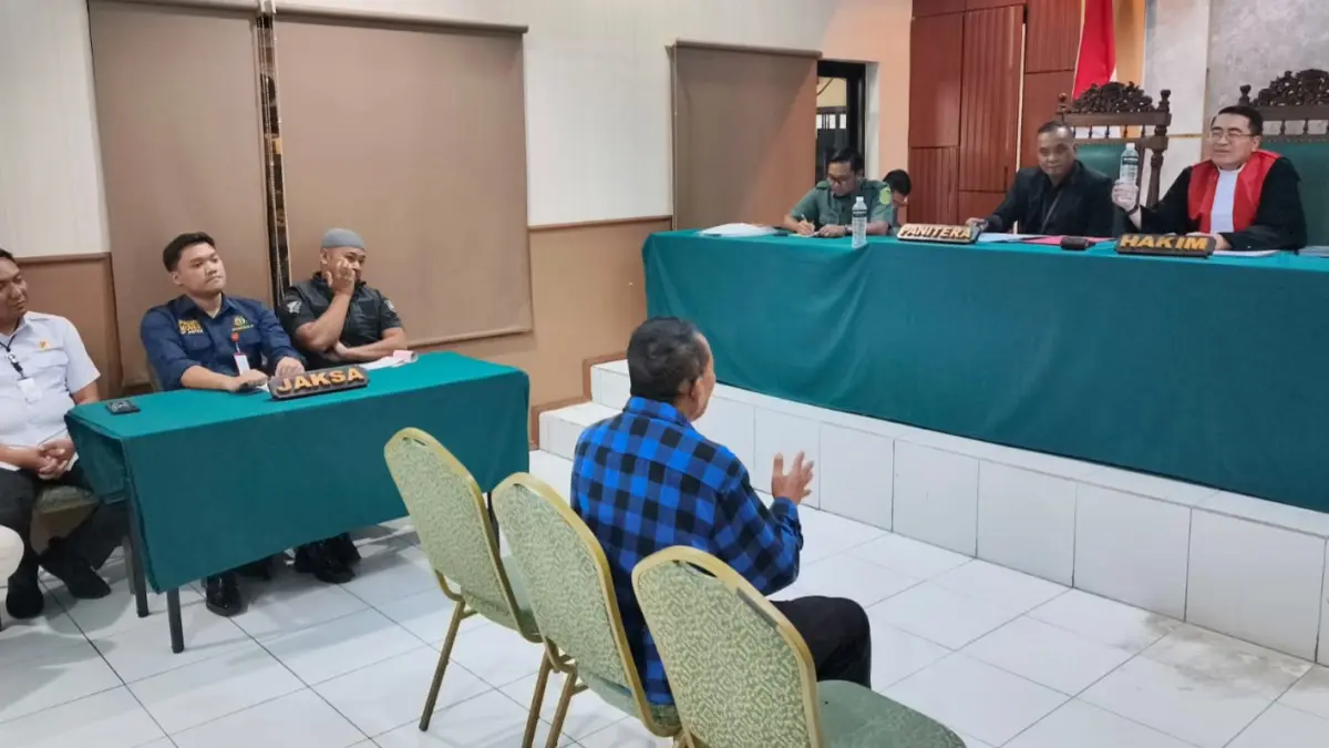 DIVONIS: Empat penjual miras jalani sidang tipiring di Kantor Satpol PP Sidoarjo, Rabu (12/8).