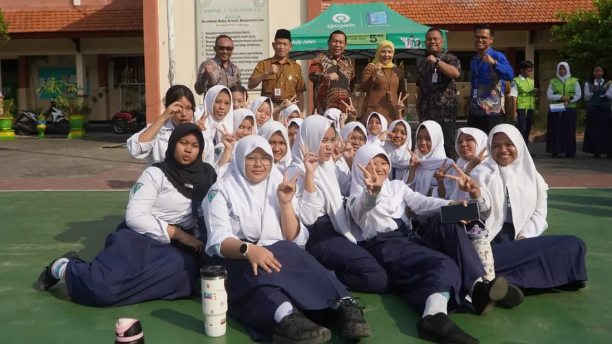 SEHAT: Para siswa SMP Negeri 1 Sidoarjo senang dengan program “Posyandu Remaja Softex dan Indomaret”.