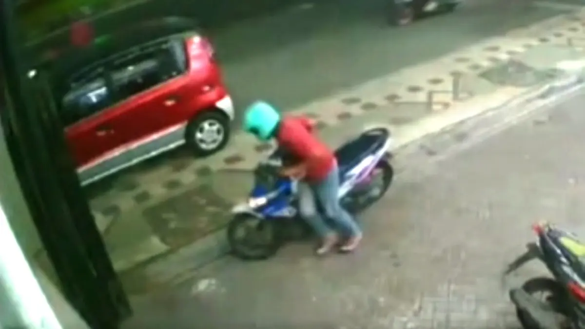 LIHAI: Aksi pencurian sepeda motor di kawasan Pagerwojo, Buduran.