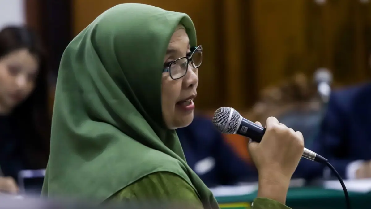 TERUNGKAP: Indah Utami saat memberikan keterangan sebagai saksi dalam sidang gugatan PT JFC terhadap Nany Widjaja di Pengadilan Negeri Surabaya, Rabu (12/8). (JAWA POS)