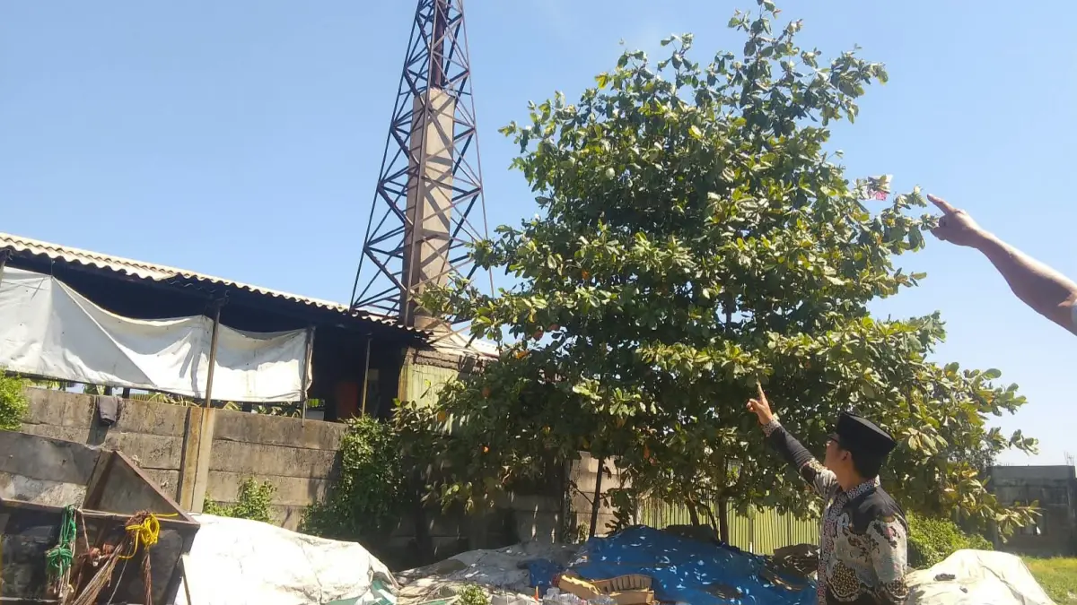 RESPONS CEPAT: Kades Wadungasri Ainur Rofiq bersama Ketua BUMDes dan Ketua TPS3R melihat kondisi TPS3R, Kamis (13/8). (DIKY SANSIRI/RADAR SIDOARJO)