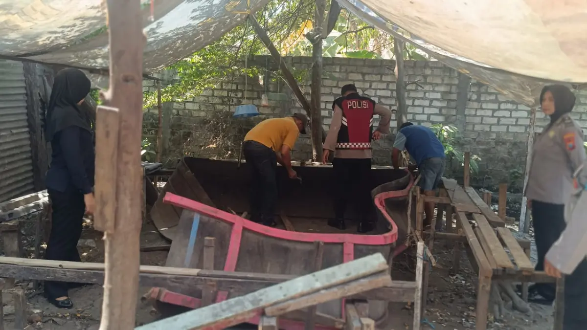 TEGAS: Personel Polsek Krian saat membongkar arena sabung ayam di Desa Ponokawan, Krian.&nbsp;