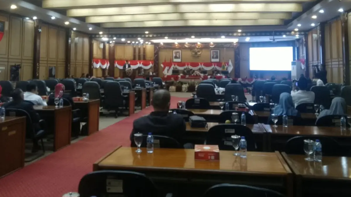 DIPANGKAS: Rapat Paripurna DPRD Sidoarjo, Jumat (14/8). (DIKY SANSIRI/RADAR SIDOARJO)