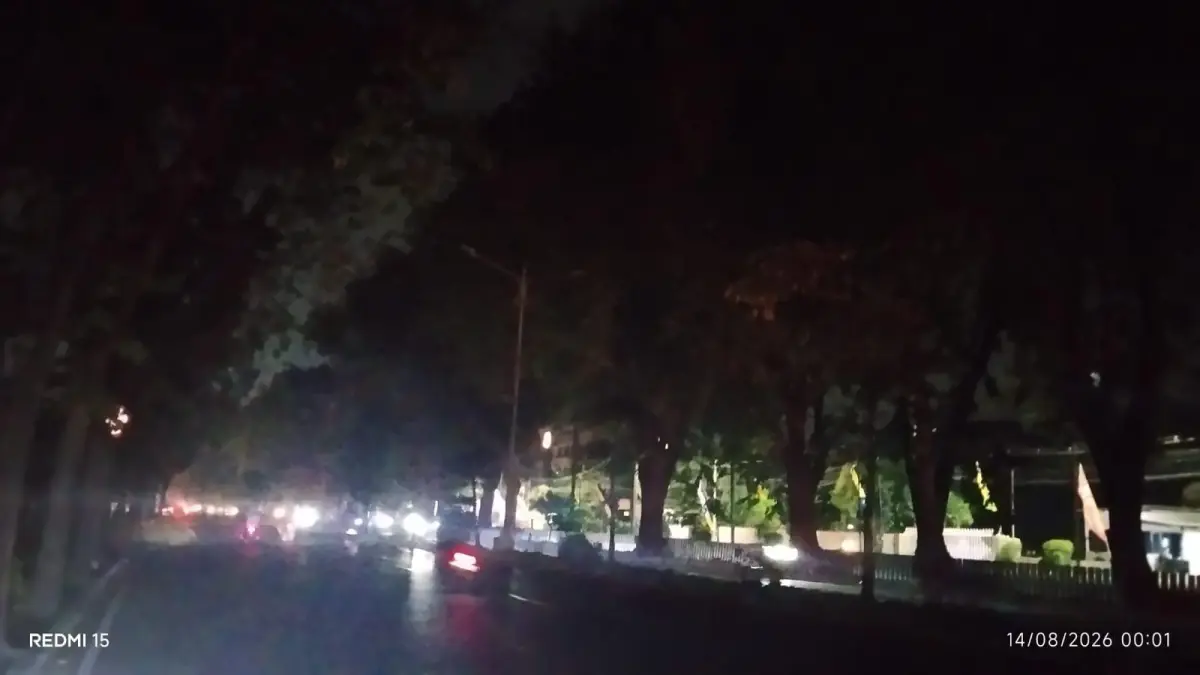 GELAP: PJU di Jalan Raya Buduran, Sidoarjo, padam, Jumat (14/8) dini hari. (DIKY SANSIRI/RADAR SIDOARJO)