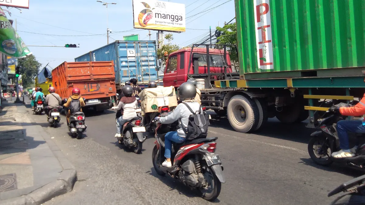 TERDATA: Perempatan Gedangan menjadi kawasan langganan macet setiap harinya. (DIKY SANSIRI/RADAR SIDOARJO)