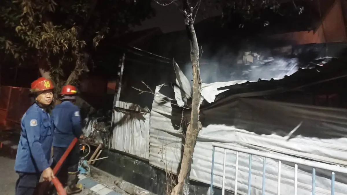 HANGUS: Petugas Damkar berupaya memadamkan api di di Rumah Kahuripan Nirwana.