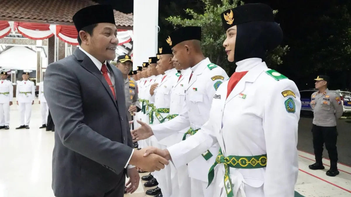 KHIDMAT: Bupati Sidoarjo Subandi kukuhkan 77 Paskibraka di Pendapa Delta Wibawa, Sabtu (15/8) malam.