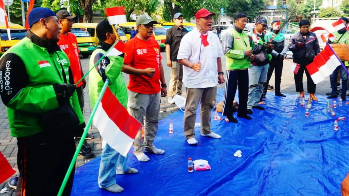 MERDEKA: Ketua Kelompok Fraksi (Kapoksi) Komisi VII DPR RI Ir. H. Bambang haryo Soekartono, M.I.Pol (kaos putih) menyerap aspirasi tukang becak, ojol hingga sopir bemo di stasiun Sidoarjo.