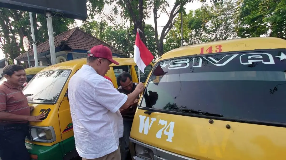 SEMARAK: Ketua Kelompok Fraksi (Kapoksi) Komisi VII DPR RI Ir. H. Bambang haryo Soekartono, M.I.Pol memasang bendera merah putih ke bemo.