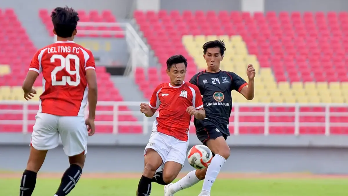 UJI COBA: Deltras FC Sidoarjo latihan bersama tim Liga 1 Madura United FC, Minggu (16/8). (Foto Deltras Sidoarjo)