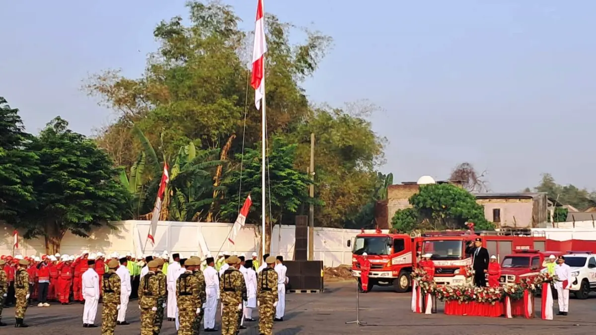 KHIDMAT: Public Affair and License Manager PT Tjiwi Kimia Tbk, Benny Haryawan, selaku inspektur upacara dalam peringatan Hari Ulang Tahun (HUT) ke-81 Kemerdekaan Republik Indonesia. 