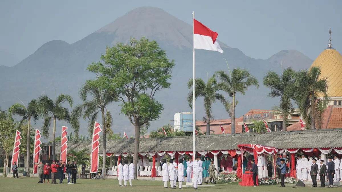 KHIDMAT: Upacara Kemerdekaan RI ke 81 di Lapas Porong Sidoarjo, Senin (17/8). (DIKY SANSIRI/RADAR SIDOARJO)