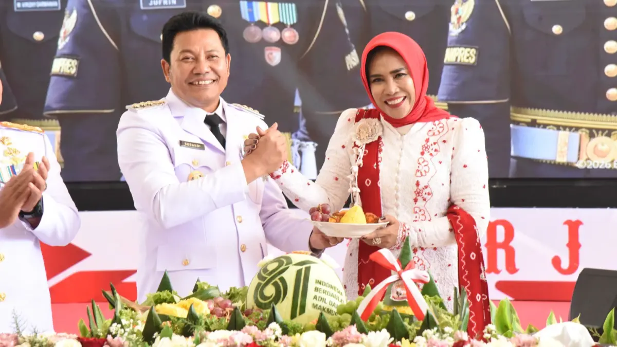 KOMPAK: Bupati Sidoarjo Subandi bersama Wabup Mimik Idayana usai upacara bendera di Alun-alun Sidoarjo, Senin (17/8).