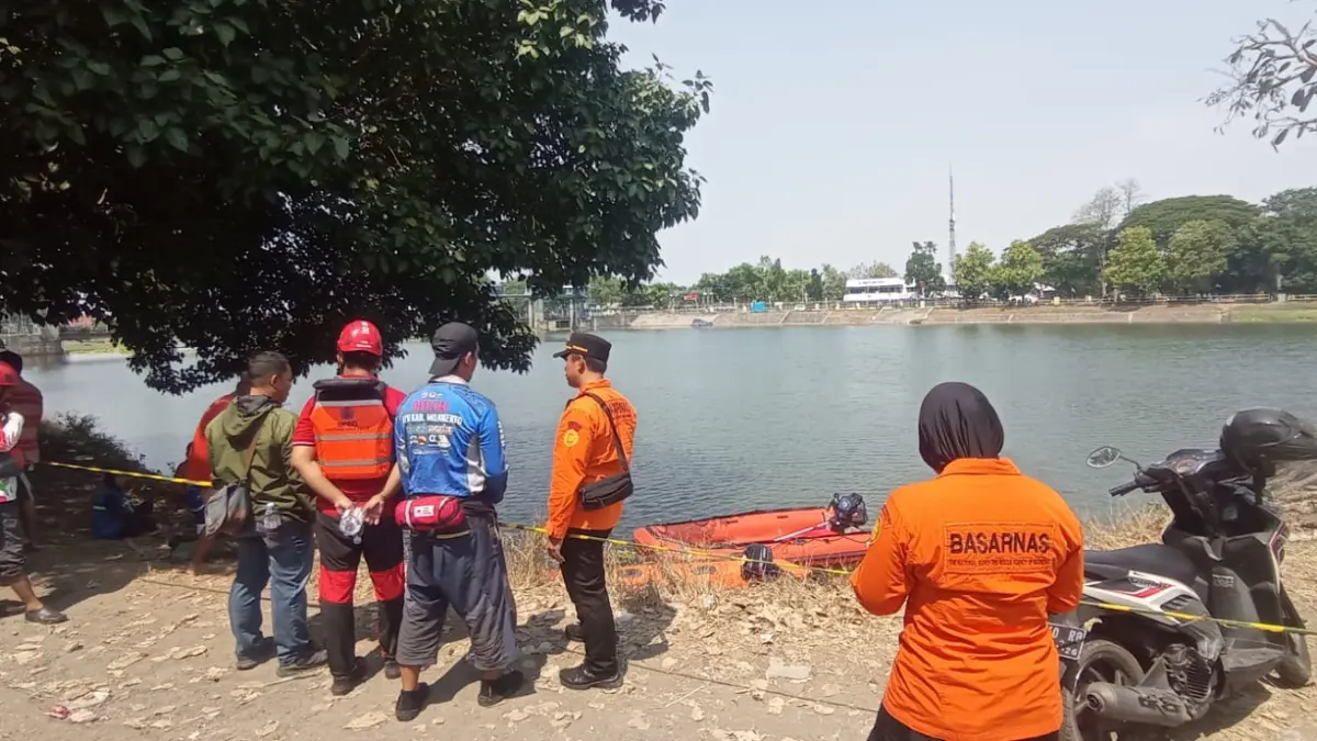 KOORDINASI: Polisi masih melakukan upaya pencarian korban di sungai Brantas. (SURYANTO/RADAR SIDOARJO)