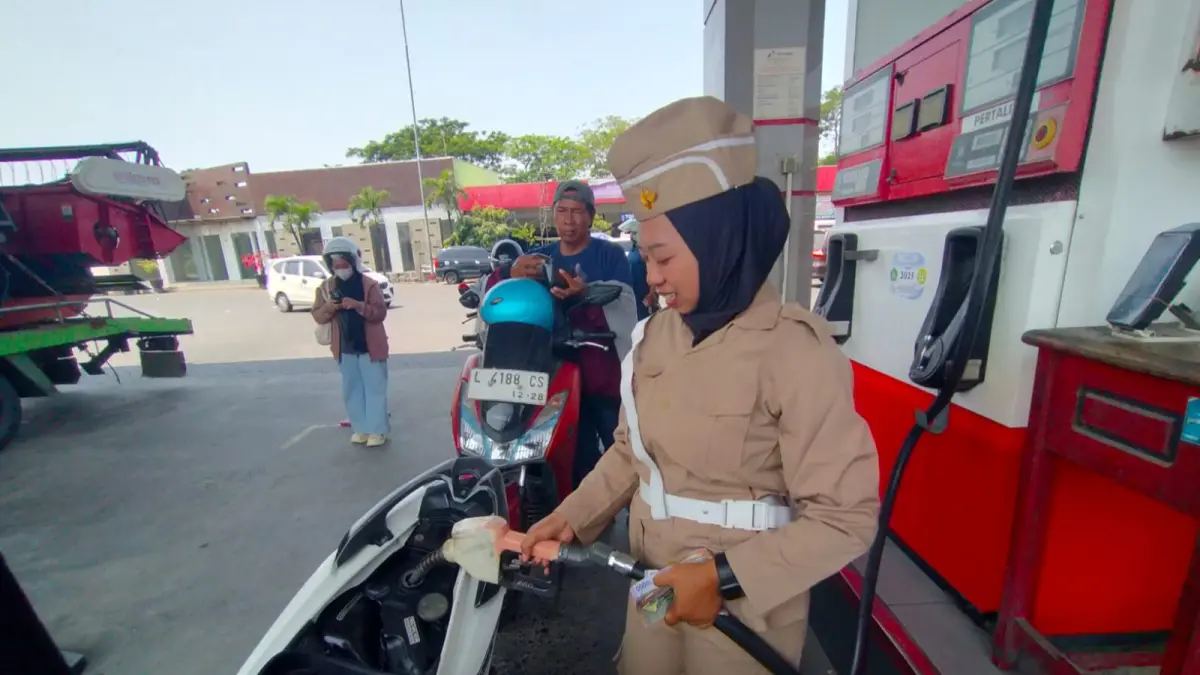 MERDEKA: Petugas SPBU mengenakan kostum pejuang untuk memeriahkan HUT ke 81 Kemerdekaan RI.