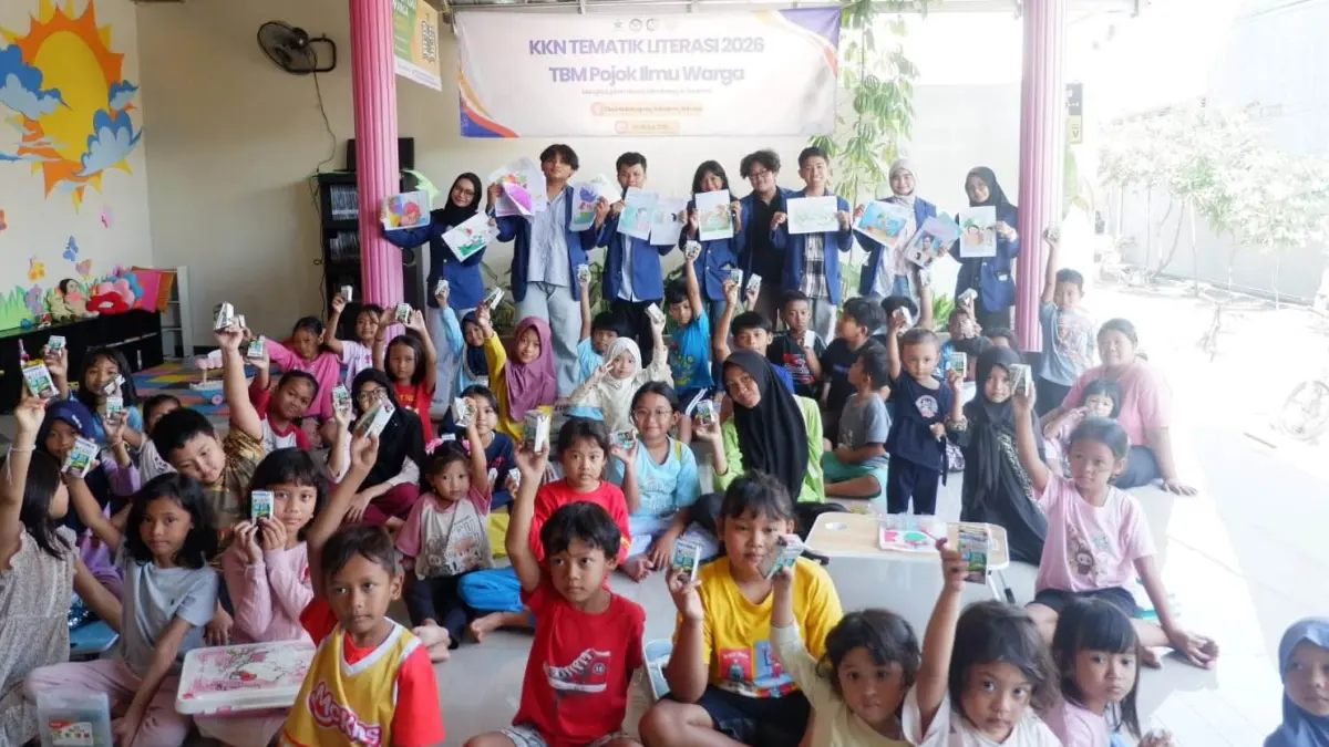SENANG: Mahasiswa KKN Tematik Literasi ITS Surabaya memperkuat budaya literasi di Desa Kebonagung salah satunya dengan kegiatan "Warnakan Ceritamu" yang menggabungkan aktivitas membaca dengan mewarnai ilustrasi untuk meningkatkan pemahaman dan minat baca anak.