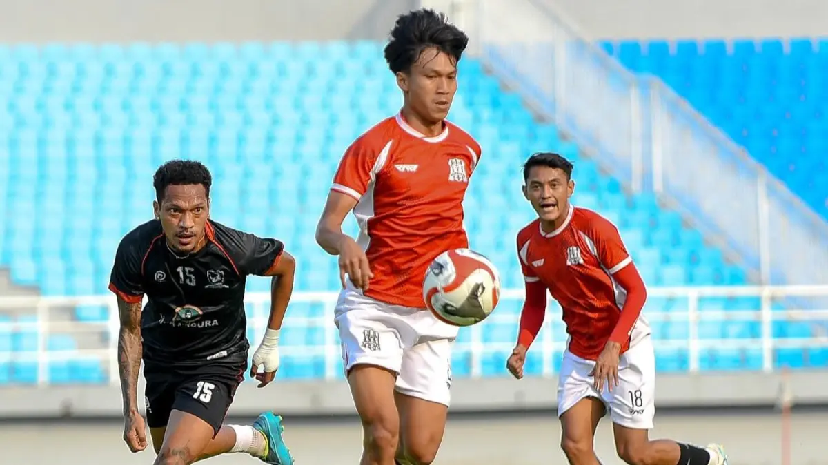 UJI COBA: Deltras FC Sidoarjo saat latihan bersama Madura United FC.