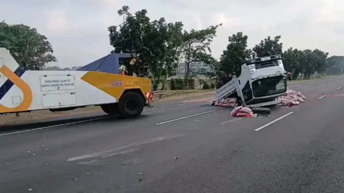 EVAKUASI: Mobil pikap terguling di jalan Tol Sidoarjo-Waru.&nbsp;