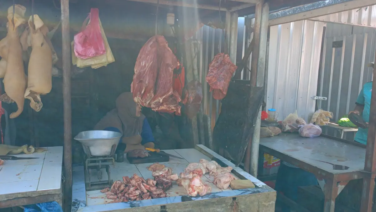 MENGELUH: Pedagang daging sapi di Sidoarjo. (DIKY SANSIRI/RADAR SIDOARJO)