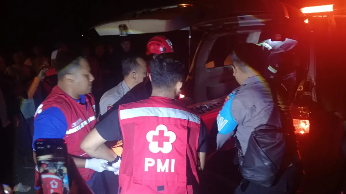 MENINGGAL: Tim SAR gabungan mengevaluasi jenazah korban kecelakaan yang tercebur di Sungai Brantas.&nbsp;