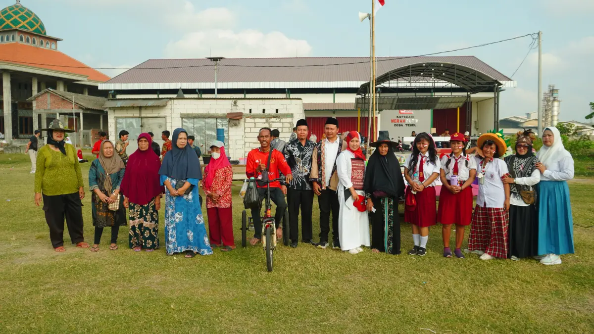 MERIAH: Peserta upacara dengan mengenakan beragam kostum foto bersama seusai kegiatan.