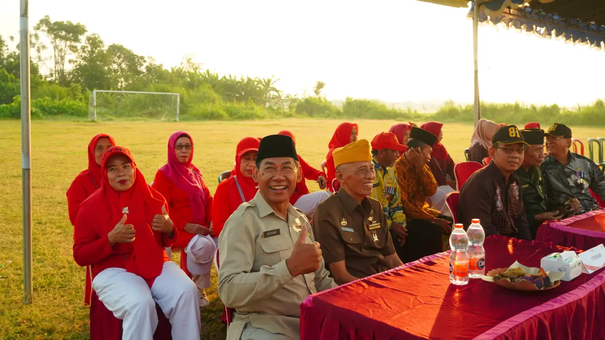 PENYEMANGAT: Para Veteran dan PEPABRI ikut menyemarakan upacara yang digelar karang taruna RW 05 Desa Tebel, Kecamatan Gedangan.