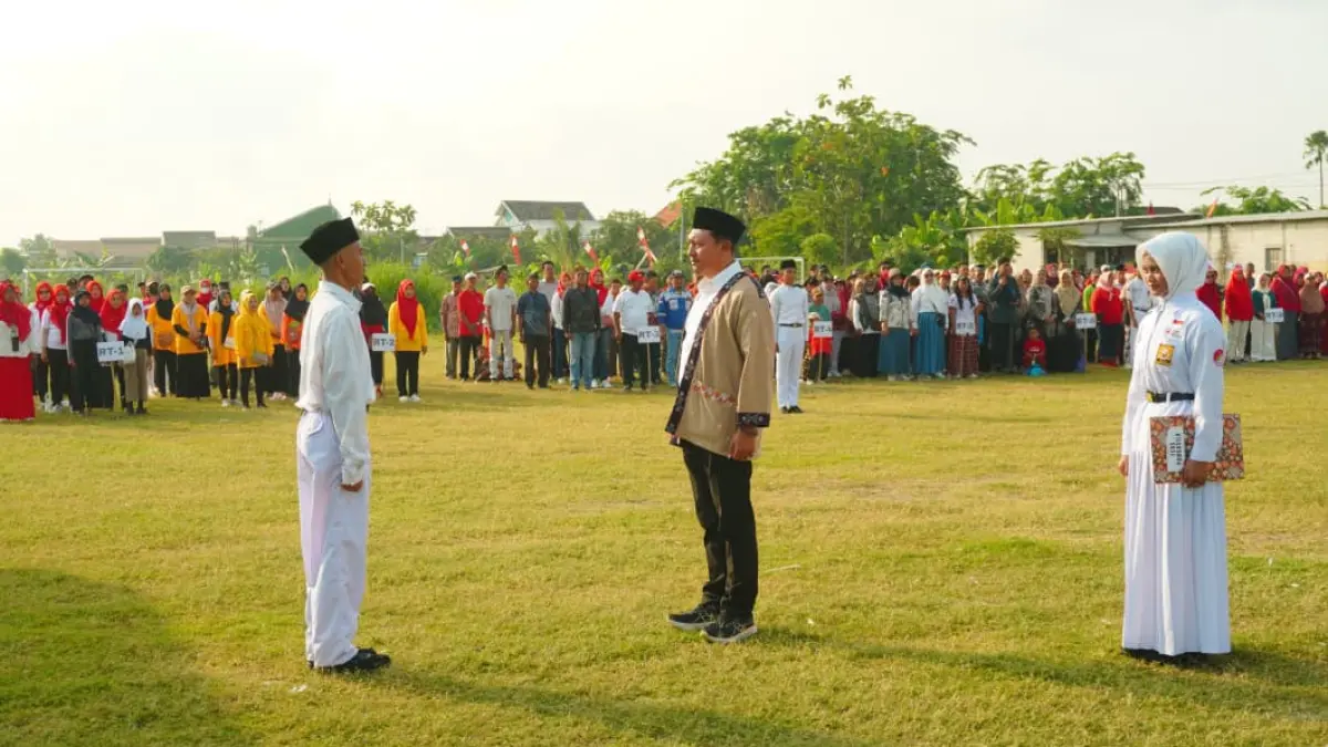 RAYAKAN HUT RI: Ketua RW 05 Desa Tebel, Kecamatan Gedangan, Sugeng Riyanto saat menjadi inspektur upacara.