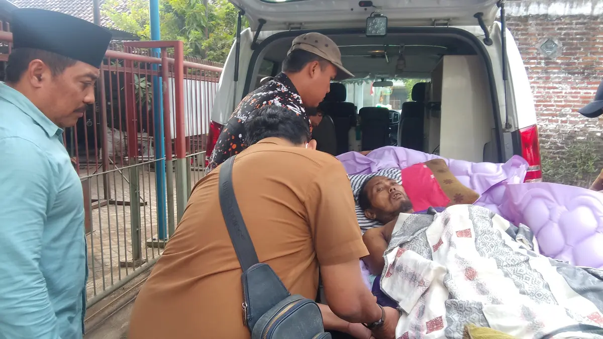 SAKIT: Ketua Komisi D DPRD Sidoarjo Moch Dhamroni Chudlori saat melihat kondisi M Masbukhin di Desa Sudimoro, Kecamatan Tulangan, Selasa (18/8) pagi. (DIKY SANSIRI/RADAR SIDOARJO)